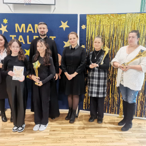 Adrianna Broda i Julia Stec w towarzystwie Dyrekcji i członków Jury konkursu "Mam Talent". Kliknięcie na zdjęcie spowoduje jego powiększenie do rozmiaru oryginalnego.