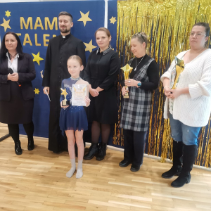 Liliana Hanek w towarzystwie Dyrekcji oraz Jury Konkursu Mam Talent. Kliknięcie na zdjęcie spowoduje jego powiększenie do rozmiaru oryginalnego.