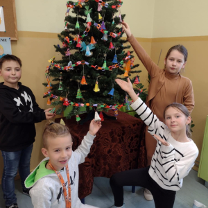 Uczniowie klasy 3a prezentują ozdoby choinkowe wykonane z rolek po papierze toaletowym. Kliknięcie na zdjęcie spowoduje jego powiększenie do rozmiaru oryginalnego.