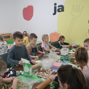 Dzieci pieką pierniki. Kliknięcie na zdjęcie spowoduje jego powiększenie do rozmiaru oryginalnego. 