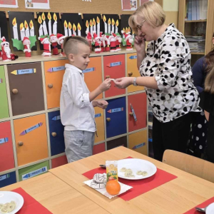 Wychowawczyni kl. 3 a dzieli się z jednym z uczniów opłatkiem. Kliknięcie na zdjęcie spowoduje jego powiększenie do rozmiaru oryginalnego.