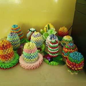 Jajka w technice origami wykonane przez Szkolny Klub Wolontariuszy dla osób starszych i samotnych. Kliknięcie na zdjęcie spowoduje jego powiększenie do rozmiaru oryginalnego.