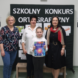 Klara Markowicz z 3 b - laureatka 3 miejsca w Szkolnym Konkursie Ortograficznym w towarzystwie pani Dyrektor Joanny Ozorki-Krawczyk i pań Iwony Czeska i Stanisławy Bernady. Kliknięcie na zdjęcie spowoduje jego powiększanie do rozmiaru oryginalnego.