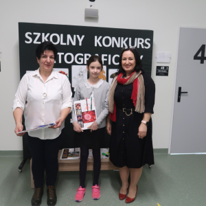 Laureatka 1 miejsca Antonina Szafraniec z kl. 3 a z panią Dyrektor Joanną Ozorką-Krawczyk i panią Stanisławą Bernady. Kliknięcie na zdjęcie spowoduje jego powiększenie do rozmiaru oryginalnego.