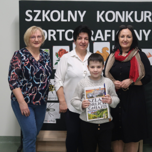 Bartłomiej Stec z 2 a - laureat 2 miejsca w Szkolnym Konkursie Ortograficznym. Towarzyszą mu pani Dyrektor Joanna Ozorka-Krawczyk i panie Iwona Czesak oraz Stanisława Bernady. Kliknięcie na zdjęcie spowoduje jego powiększenie do rozmiaru oryginalnego.