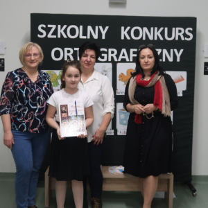 Maria Trurska  z kl. 2 b - laureatka 2 miejsca w Szkolnym Konkursie Ortograficznym w towarzystwie pani Dyrektor Joanny Ozrorki-Krawczyk i pań: Stanisławy Bernady oraz Iwony Czesak. Kliknięcie na zdjęcie spowoduje jego powiększenie do rozmiaru oryginalnego.