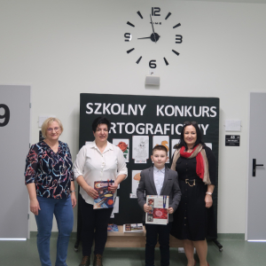 Aleksander Fiołek z kl. 2 b - laureat 1 miejsca w Szkolnym Konkursie Ortograficznym z panią Dyrektor Joanną Ozorką-Krawczyki i paniami Iwoną Czesak oraz Stabnisławą Bernady. Kliknięcie na zdjęcie spowoduje jego powiększenie do rozmiaru oryginalnego.