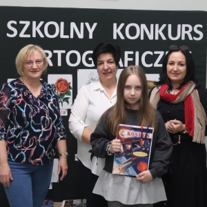 Emilia Śledź z kl. 3 a - laureatka 2 miejsca Szkolnego Konkursu Ortograficznego w towarzystwie pani Dyrektor Joanny Ozorki-Krawczyk oraz pań Iwony Czesak i Stanisławy Bernady. Kliknięcie na zdjęcie spowoduje jego powiększenie do rozmiaru oryginalnego.