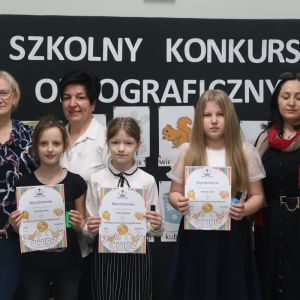 Matylda Giza z kl. 2 a, Karolina Nita i Lilliana Wąsik z kl. 3 b - uczennice wyróżnione w Szkolnym Konkursie Ortograficznym. Obok nich pani Dyrektor Joanna Ozorka-Krwaczyk z organizatorkami konkursu paniami: Iwoną Czesak i Stanisławą Bernady. Wyróżnienie – Karolina Nita kl. 3 b