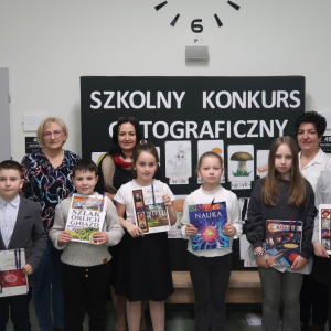 Laureaci miejsc 1-3 w Szkolnym Konkursie Ortograficznym z panią Dyrektor i wychowawczyniami paniami: Stanisławą Bernady i Iwoną Czesak. Kliknięcie na zdjęcie spowoduje jego powiększenie do rozmiaru oryginalnego.