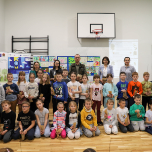 Pani Wicewót Gminy Szczurowa Halina Święch wraz z przedstawicielami Gminy Szczurowa, panem leśniczym, panią Elżbietą Grzesik-Oleksyk oraz uczniami kl. 1-3. Kliknięcie na zdjęcie spowoduje jego powiększenie do rozmiaru oryginalnego.