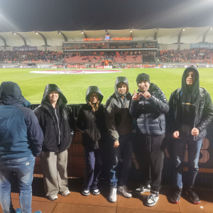 Uczniowie naszej szkoły stoją przy barierkach trybun stadionu Wisły Kraków. Biorą udział w meczu Bruk-Bet Termalica z Wisłą Kraków. Kliknięcie na zdjęcie spowoduje jego powiększenie do rozmiaru oryginalnego.