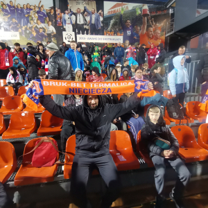 Uczniowie naszej szkoły na stadionie trzymają szaliki. Kibicują Bruk-Bet Termalica w meczu z Wisłą Kraków. Kliknięcie na zdjęcie spowoduje jego powiększenie do rozmiaru oryginalnego.