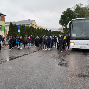 Uczniowie wraz z rodzicami obok autobusu na w trakcie wyjazdu na mecz Bruk-Bet Teramalica z Wisłą Kraków. Kliknięcie na zdjęcie spowoduje jego powiększenie do rozmiaru oryginalnego.