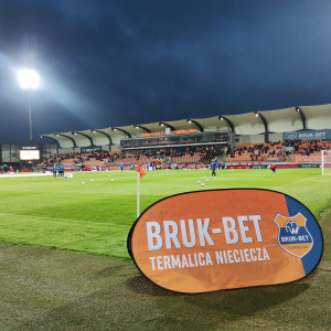 Stadion Wisły Kraków wraz z trybunami, na których siedzą uczniowie naszej szkoły wraz z rodzicami. Kliknięcie na zdjęcie spowoduje jego powiększenie do rozmiaru oryginalnego.