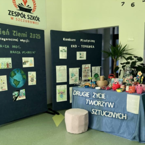 Konkurs na torbę ekologiczną. Prace uczniów - ekologiczne torby papierowe zawieszone na sztalugach. Kliknięcie na zdjęcie spowoduje jego powiększenie do rozmiaru oryginalnego.