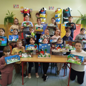 Uczniowie kl. 3 b prezentują swoje makiety gospodarstw rolnych wykonane z ekologicznych materiałów. Kliknięcie na zdjęcie spowoduje jego powiększenie do rozmiaru oryginalnego.