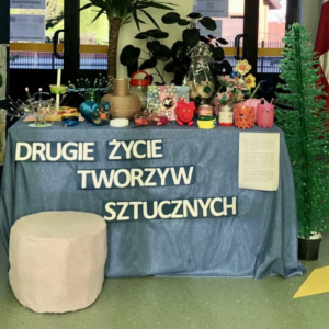 Prace uczniów z tworzyw ekologicznych: zwierzątka, domki, kwiaty wykonane na lekcjach techniki w ramach promowani projektu ekologicznego. Kliknięcie na zdjęcie spowoduje jego powiększenie do rozmiaru oryginalnego.