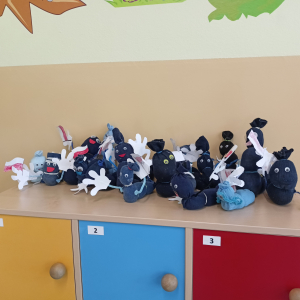 Stworki wykonane przez uczniów z kl. 1 b w ramach akcji z okazji obchodów Dnia Ziemi. Kliknięcie na zdjęcie spowoduje jego powiększenie do rozmiaru oryginalnego.