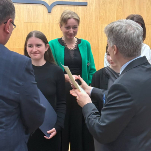 Dorota Budzioch uczennica kl. 8 a odbiera gratulacje z rąk pracowników Kuratorium Oświaty w Krakowie. Towarzyszy jej nauczycielka języka polskiego pani Małgorzata Tracz. Kliknięcie na zdjęcie spowoduje jego powiększenie do rozmiaru oryginalnego.
