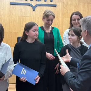 Dorota Budzioch z kl. 8 a wraz z panią Małgorzatą Tracz na wręczeniu nagród za udział w Małopolskim Konkursie Języka Polskiego. Kliknięcie na zdjęcie spowoduje jego powiększenie do rozmiaru oryginalnego.