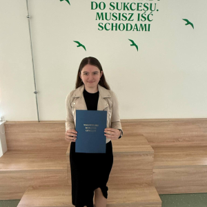 Dorota Budzioch z kl. 8 a - laureatka Małopolskiego Konkursu Języka Polskiego z zaświadczeniem. Kliknięcie na zdjęcie spowoduje jego powiększenie do rozmiaru oryginalnego.