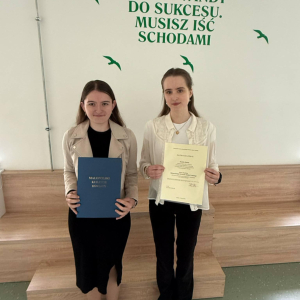Dorota Budzioch z kl. 8 a - laureatka Małopolskiego Konkursu Języka Polskiego i Kamila Hebda z kl. 8 b - finalistka Małopolskiego Konkursu Języka Polskiego. Kliknięcie na zdjęcie spowoduje jego powiększenie do rozmiaru oryginalnego.