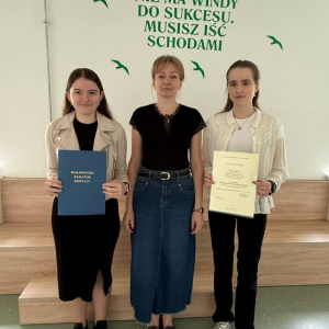 Pani Małgorzata Tracz- nauczycielka języka polskiego ze swoimi uczennicami Dorotą Budzioch z kl. 8 a - laureatką Małopolskiego Konkursu Języka Angielskiego oraz Kamilą Hebdą z kl. 8 b finalistką Małopolskiego Konkursu Języka Angielskiego. Kliknięcie na zdjęcie spowoduje jego powiększenie do rozmiaru oryginalnego.