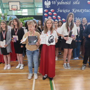 Aniela Niewola - z kl. 4 alaureatka II miejsca, grupa wiekowa kl. 4-6 konkursu "Aktywa Wiosna" oraz Maciej Czaja z kl. 5 b. Kliknięcie na zdjęcie spowoduje jego powiększenie do rozmiaru oryginalnego.