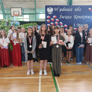 Michalina Świątek, Dominika Woda i Maja Kozak - laureatki III miejsca w konkursie "Aktywna Wiosna" - grupa wiekowa kl. 4-6. Kliknięcie na zdjęcie spowoduje jego powiększenie do rozmiaru oryginalnego.