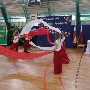 Czwartoklasistki unoszą flagi Polski w trakcie tańca patriotycznego na akademii z okazji Święta Konstytucji 3 Maja. Uczennica występuje na akademii z okazji Święta Konstytucji 3 Maja. Kliknięcie na zdjęcie spowoduje jego powiększenie do rozmiaru oryginalnego.