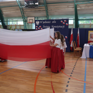 Dziewczynki z kl. 4 a tańczą z flagami na akademii z okazji Święta Konstytucji 3 Maja. Uczennica występuje na akademii z okazji Święta Konstytucji 3 Maja. Kliknięcie na zdjęcie spowoduje jego powiększenie do rozmiaru oryginalnego.