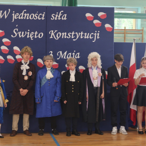 Uczniowie kl. 5 ubrani w 19 wieczne stroje na akademii z okazji Święta Konstytucji 3 Maja. Uczennica występuje na akademii z okazji Święta Konstytucji 3 Maja. Kliknięcie na zdjęcie spowoduje jego powiększenie do rozmiaru oryginalnego.