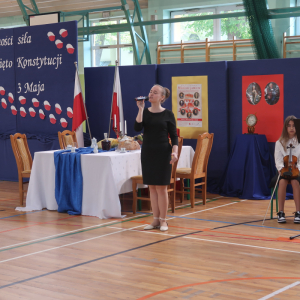 Uczennica kl. 5 b śpiewa pieśń patriotyczną na akademii z okazji Święta Konstytucji 3 Maja. Uczennica występuje na akademii z okazji Święta Konstytucji 3 Maja. Kliknięcie na zdjęcie spowoduje jego powiększenie do rozmiaru oryginalnego.