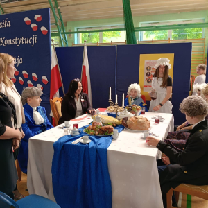 Pani Dyrektor w trakcie obiady czwartkowego u króla Stanisława Augusta Poniatowskiego wraz z uczniami siedzi przy stole. Kliknięcie na zdjęcie spowoduje jego powiększenie do rozmiaru oryginalnego