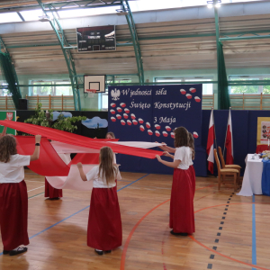 Taniec patriotyczny z flagami w wykonaniu uczennic kl. 4 a na akademii z okazji Święta Konstytucji 3 Maja. Uczennica występuje na akademii z okazji Święta Konstytucji 3 Maja. Kliknięcie na zdjęcie spowoduje jego powiększenie do rozmiaru oryginalnego.