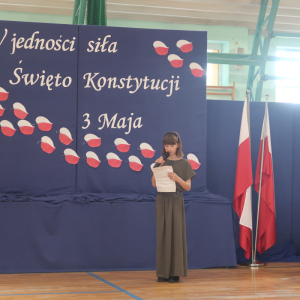 Uczennica występuje na akademii z okazji Święta Konstytucji 3 Maja. Kliknięcie na zdjęcie spowoduje jego powiększenie do rozmiaru oryginalnego.