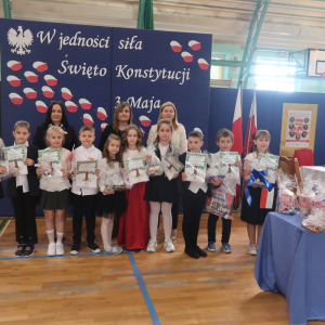 Laureaci Szkolnego Konkursu "Drzewo Genealogiczne"  - kl. 1-3 z dyplomami i nagrodami w towarzystwie pani Dyrektor Joanny Ozorki-Krawczyk i organizatorek pań: Beaty Czachurskiej-Hełpy i Beaty Stępak. Kliknięcie na zdjęcie spowoduje jego powiększenie do rozmiaru oryginalnego. 