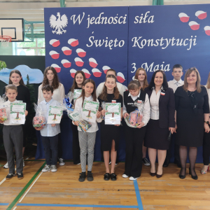 Osoby nagrodzone i wyróżnione - kategoria wiekowa kl. 5-8 w Szkolnym Konkursie "Drzewo Genealogiczne" w towarzystwie pani Dyrektor Joanny Ozorki-Krawczyk i pań Beaty Czachurskiej-Hełpy oraz Beaty Stępak. Kliknięcie na zdjęcie spowoduje jego powiększenie do rozmiaru oryginalnego. 