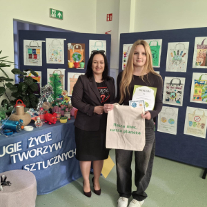 Zuzanna Kałuż laureatka 2 miejsca Szkolnego Konkursu na "Eko-torbę" z panią Dyrektor Joanną Ozorką-Krawczyk. Kliknięcie na zdjęcie spowoduje jego powiększenie do rozmiaru oryginalnego.