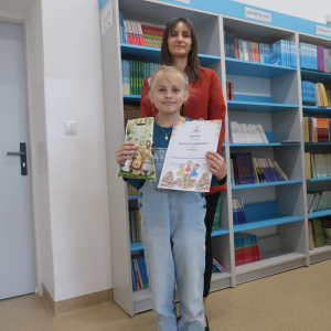 Hanna Przybysławska z kl. 2 b - laureatka 3 miejsca w akcji "Najlepszy czytelnik miesiąca kwietnia" w towarzystwie pani Wicedyrektor Doroty Gurgul. Kliknięcie na zdjęcie spowoduje jego powiększenie do rozmiaru oryginalnego.