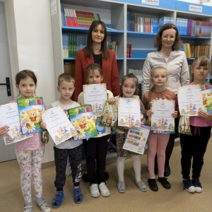 Laureaci i osoby wyróżnione z paniami: Wicedyrektor Dorotą Gurgul i Marceliną Pajor w bibliotece szkolnej. Kliknięcie na zdjęcie spowoduje jego powiększenie do rozmiaru oryginalnego.