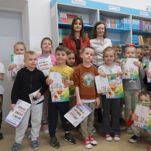 Dzieci biorące udział w akcji "Najlepszy czytelnik miesiąca kwietnia" w towarzystwie pani Wicedyrektor Doroty Gurgul i pani Marceliny Pajor. Kliknięcie na zdjęcie spowoduje jego powiększenie do rozmiaru oryginalnego.