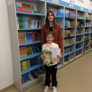 Aurelia Sieczkowski wyróżniona w akcji "Najlepszy czytelnik miesiąca kwietnia" z panią Wicedyrektor Dorotą Gurgul. Kliknięcie na zdjęcie spowoduje jego powiększenie do rozmiaru oryginalnego.