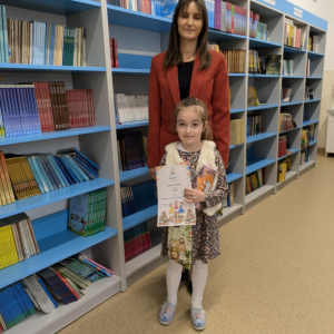 Hanna Turska laureatka 1 miejsca w akcji "Najlepszy czytelnik miesiąca kwietnia" z panią Wicedyrektor Dorotą Gurgul. Kliknięcie na zdjęcie spowoduje jego powiększenie do rozmiaru oryginalnego.