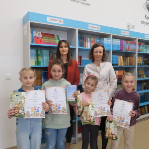 Laureatki i wyróżnieni z kl. 1-3 w szkolnej akcji "Najlepszy czytelnik miesiąca kwietnia" w towarzystwie pani Wicedyrektor Doroty Gurgul i pani Marceliny Pajor. Kliknięcie na zdjęcie spowoduje jego powiększenie do rozmiaru oryginalnego.