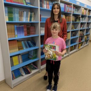 Kaja Śledź laureatka 3 miejsca z panią Wicedyrektor Dorotą Gurgul w bibliotece szkolne. Kliknięcie na zdjęcie spowoduje jego powiększenie do rozmiaru oryginalnego.
