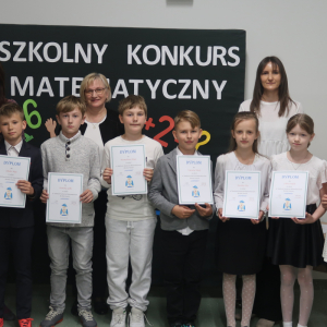 Trzecioklasiści biorący udział w konkursie matematycznym "Liczydełko" wraz z paniami: Wicedyrektor Dorotą Gurgul, Iwoną Czesak i Elżbietą Grzesik-Olekjsyk. Kliknięcie na zdjęcie spowoduje jego powiększenie do rozmiaru oryginalnego.