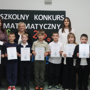 Uczniowie klas 2 biorący udział w konkursie matematycznym "Liczydełko" z panią Wicedyrektor Dorotą Gurgul i organizatorkami konkursu paniami: Iwoną Czesak i Elżbietą Grzesik-Oleksyk. Kliknięcie na zdjęcie spowoduje jego powiększenie do rozmiaru oryginalnego.