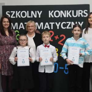 Laureaci konkursu matematycznego "Liczydełko" uczniowie kl. 3" Ksawery Bach - 1 miejsce, Antonina Szafraniec - 2 miejsce oraz Zuzanna Czaja - 3 miejsce. Towarzyszy im pani Wicedyrektor Dorota Gurgul oraz panie Elżbieta Grzesik-Oleksyk i Iwona Czesak. Kliknięcie na zdjęcie spowoduje jego powiększenie do rozmiaru oryginalnego. 
